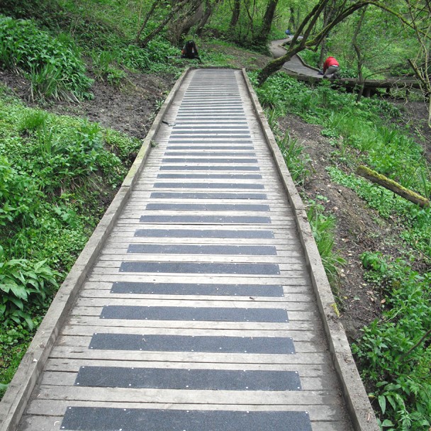 Anti-slip boardwalk for national park reverse